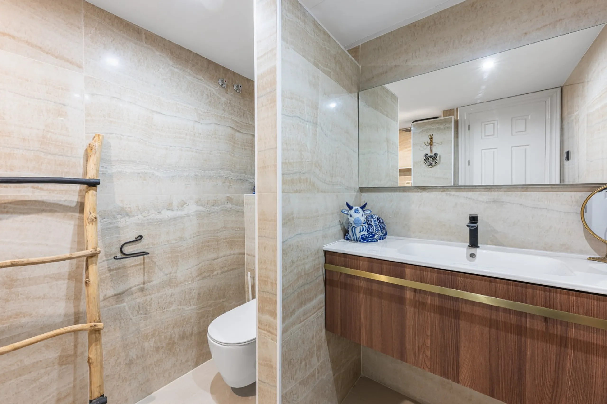 This elegant duplex, set in the prestigious La Quinta area of Benahavís, offers a rare blend of modern comfort and Mediterranean charm. Recently renovated and in excellent condition, the home spans 210 m² and is designed for those who value style and tran