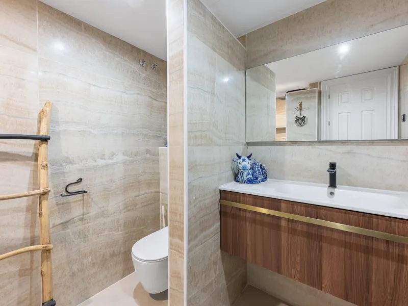 This elegant duplex, set in the prestigious La Quinta area of Benahavís, offers a rare blend of modern comfort and Mediterranean charm. Recently renovated and in excellent condition, the home spans 210 m² and is designed for those who value style and tran