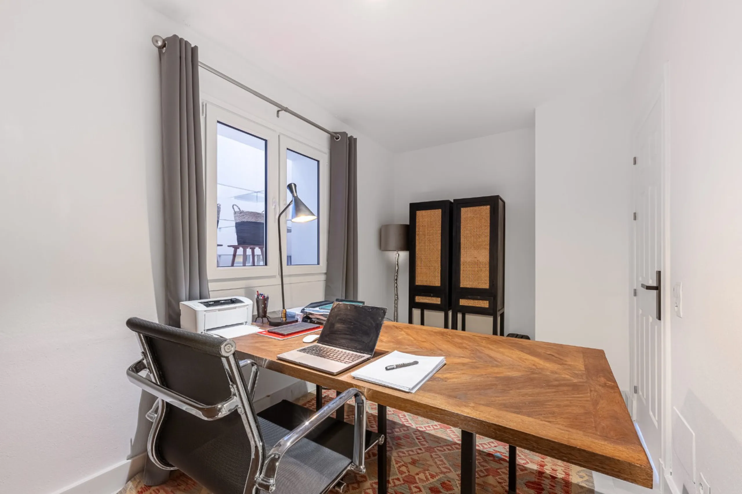 This elegant duplex, set in the prestigious La Quinta area of Benahavís, offers a rare blend of modern comfort and Mediterranean charm. Recently renovated and in excellent condition, the home spans 210 m² and is designed for those who value style and tran