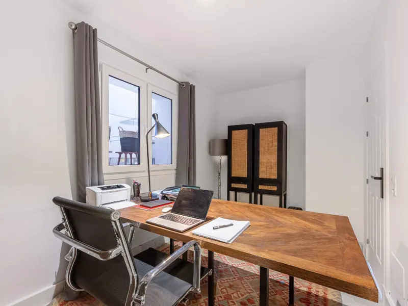 This elegant duplex, set in the prestigious La Quinta area of Benahavís, offers a rare blend of modern comfort and Mediterranean charm. Recently renovated and in excellent condition, the home spans 210 m² and is designed for those who value style and tran