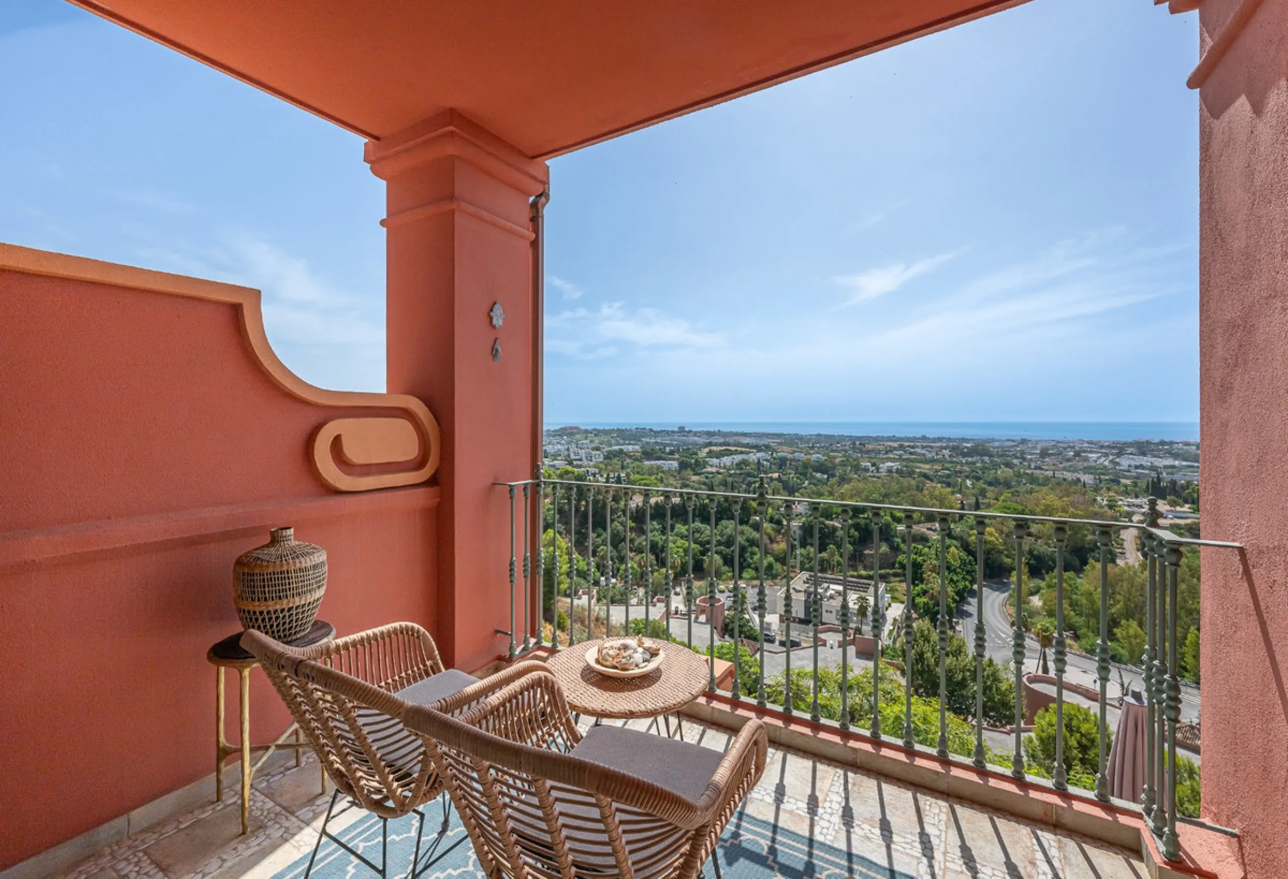 This elegant duplex, set in the prestigious La Quinta area of Benahavís, offers a rare blend of modern comfort and Mediterranean charm. Recently renovated and in excellent condition, the home spans 210 m² and is designed for those who value style and tran