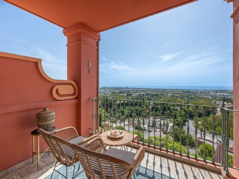 This elegant duplex, set in the prestigious La Quinta area of Benahavís, offers a rare blend of modern comfort and Mediterranean charm. Recently renovated and in excellent condition, the home spans 210 m² and is designed for those who value style and tran