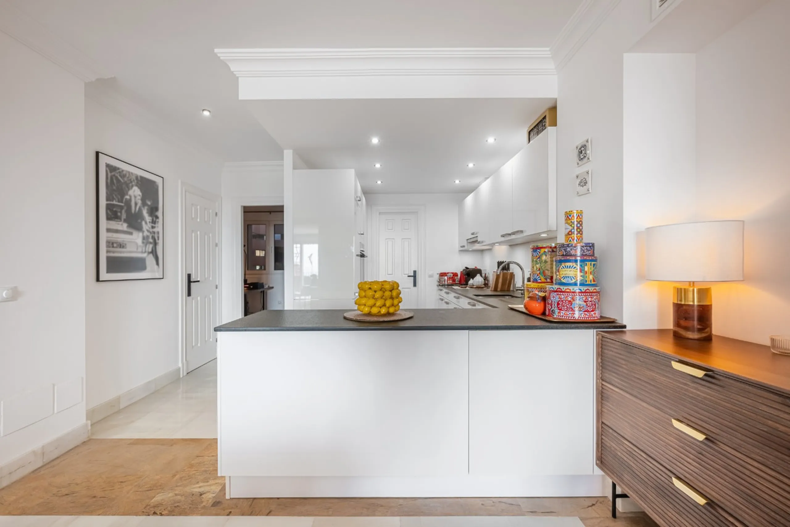This elegant duplex, set in the prestigious La Quinta area of Benahavís, offers a rare blend of modern comfort and Mediterranean charm. Recently renovated and in excellent condition, the home spans 210 m² and is designed for those who value style and tran