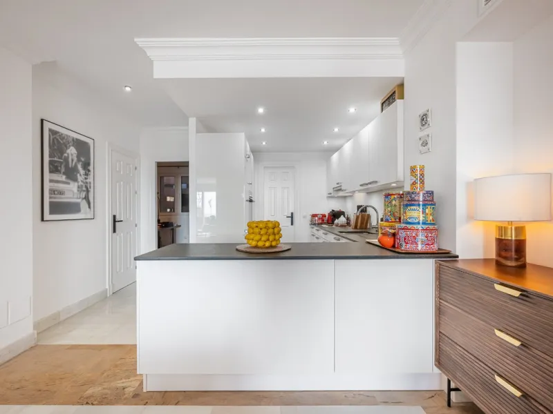 This elegant duplex, set in the prestigious La Quinta area of Benahavís, offers a rare blend of modern comfort and Mediterranean charm. Recently renovated and in excellent condition, the home spans 210 m² and is designed for those who value style and tran