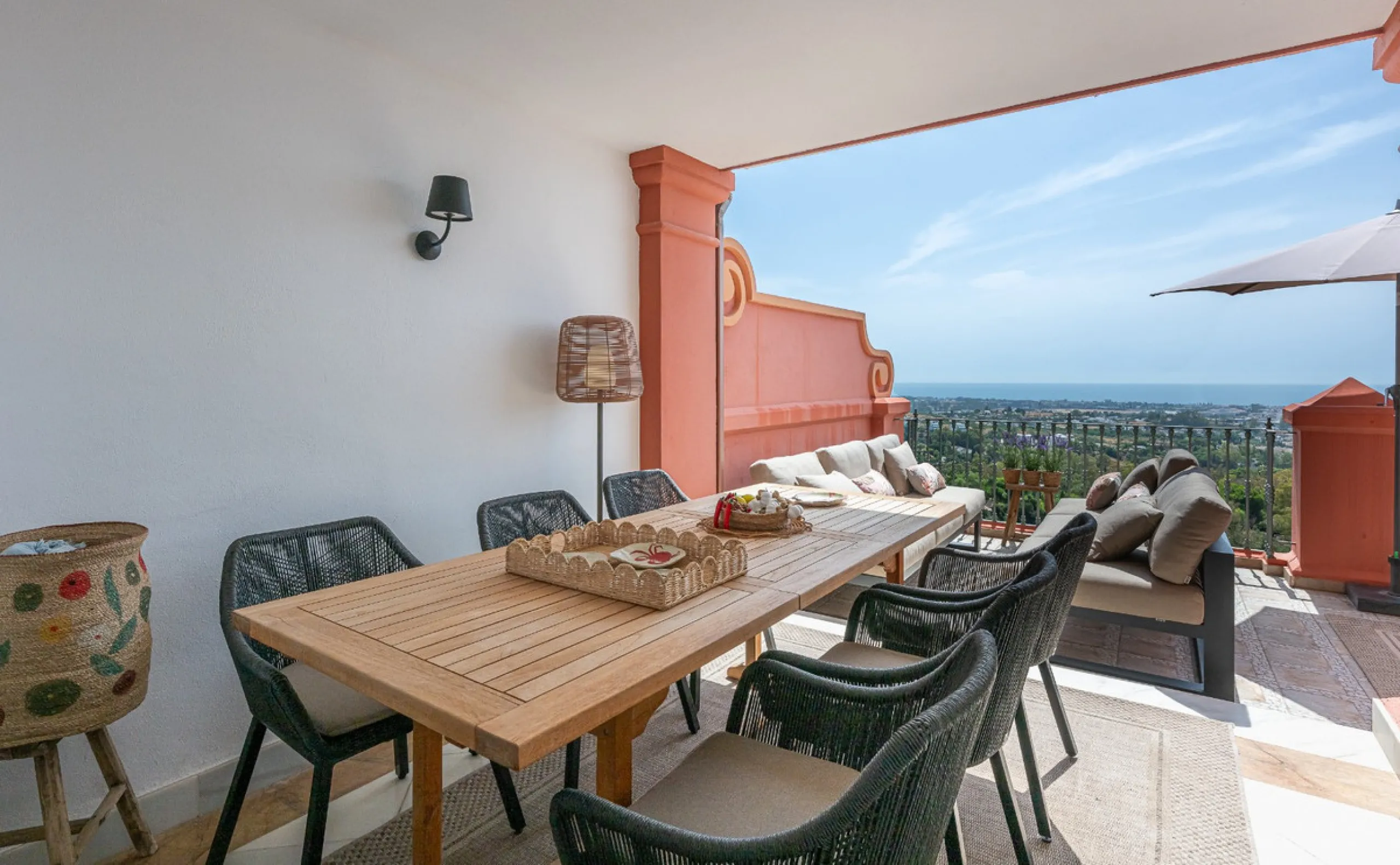 This elegant duplex, set in the prestigious La Quinta area of Benahavís, offers a rare blend of modern comfort and Mediterranean charm. Recently renovated and in excellent condition, the home spans 210 m² and is designed for those who value style and tran