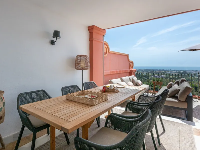 This elegant duplex, set in the prestigious La Quinta area of Benahavís, offers a rare blend of modern comfort and Mediterranean charm. Recently renovated and in excellent condition, the home spans 210 m² and is designed for those who value style and tran