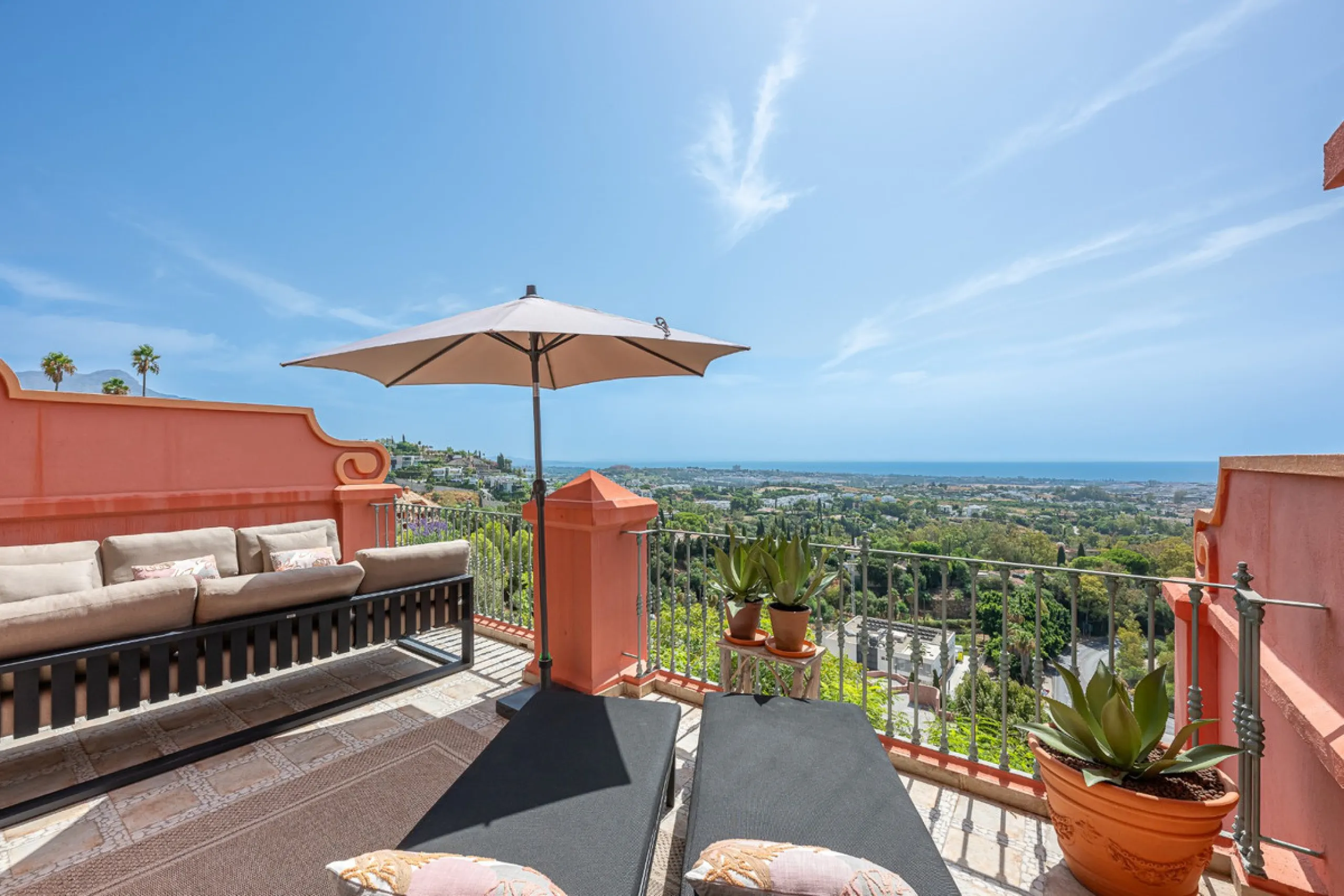 This elegant duplex, set in the prestigious La Quinta area of Benahavís, offers a rare blend of modern comfort and Mediterranean charm. Recently renovated and in excellent condition, the home spans 210 m² and is designed for those who value style and tran