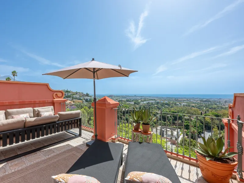 This elegant duplex, set in the prestigious La Quinta area of Benahavís, offers a rare blend of modern comfort and Mediterranean charm. Recently renovated and in excellent condition, the home spans 210 m² and is designed for those who value style and tran