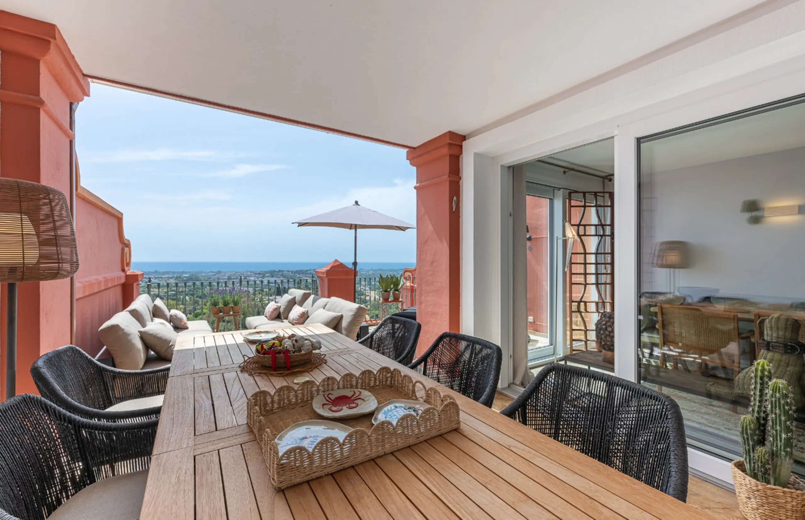 This elegant duplex, set in the prestigious La Quinta area of Benahavís, offers a rare blend of modern comfort and Mediterranean charm. Recently renovated and in excellent condition, the home spans 210 m² and is designed for those who value style and tran