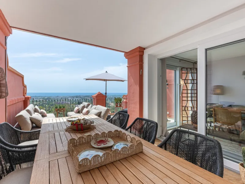This elegant duplex, set in the prestigious La Quinta area of Benahavís, offers a rare blend of modern comfort and Mediterranean charm. Recently renovated and in excellent condition, the home spans 210 m² and is designed for those who value style and tran