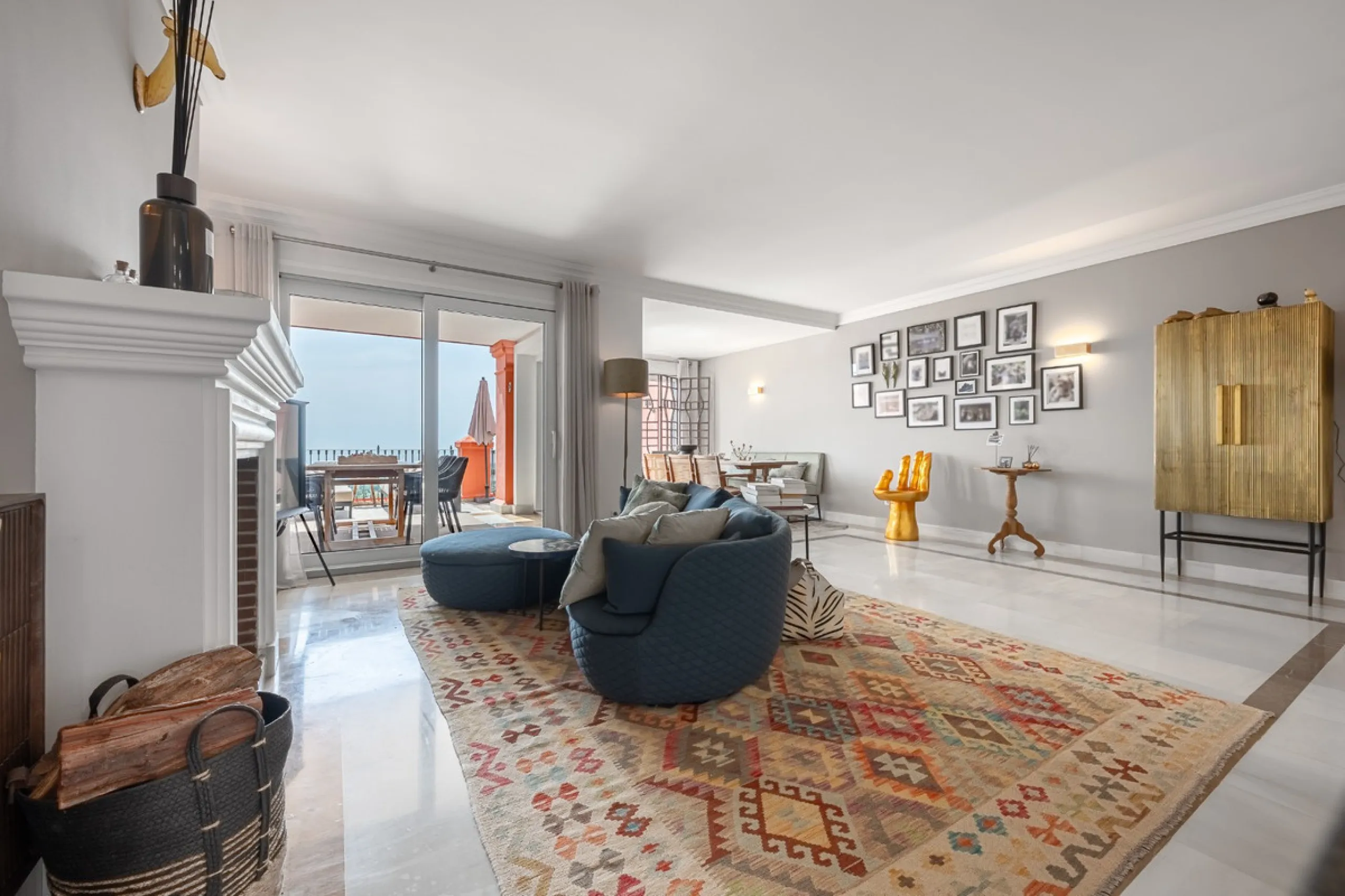 This elegant duplex, set in the prestigious La Quinta area of Benahavís, offers a rare blend of modern comfort and Mediterranean charm. Recently renovated and in excellent condition, the home spans 210 m² and is designed for those who value style and tran