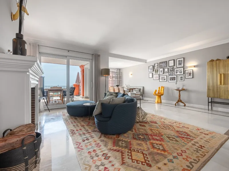 This elegant duplex, set in the prestigious La Quinta area of Benahavís, offers a rare blend of modern comfort and Mediterranean charm. Recently renovated and in excellent condition, the home spans 210 m² and is designed for those who value style and tran