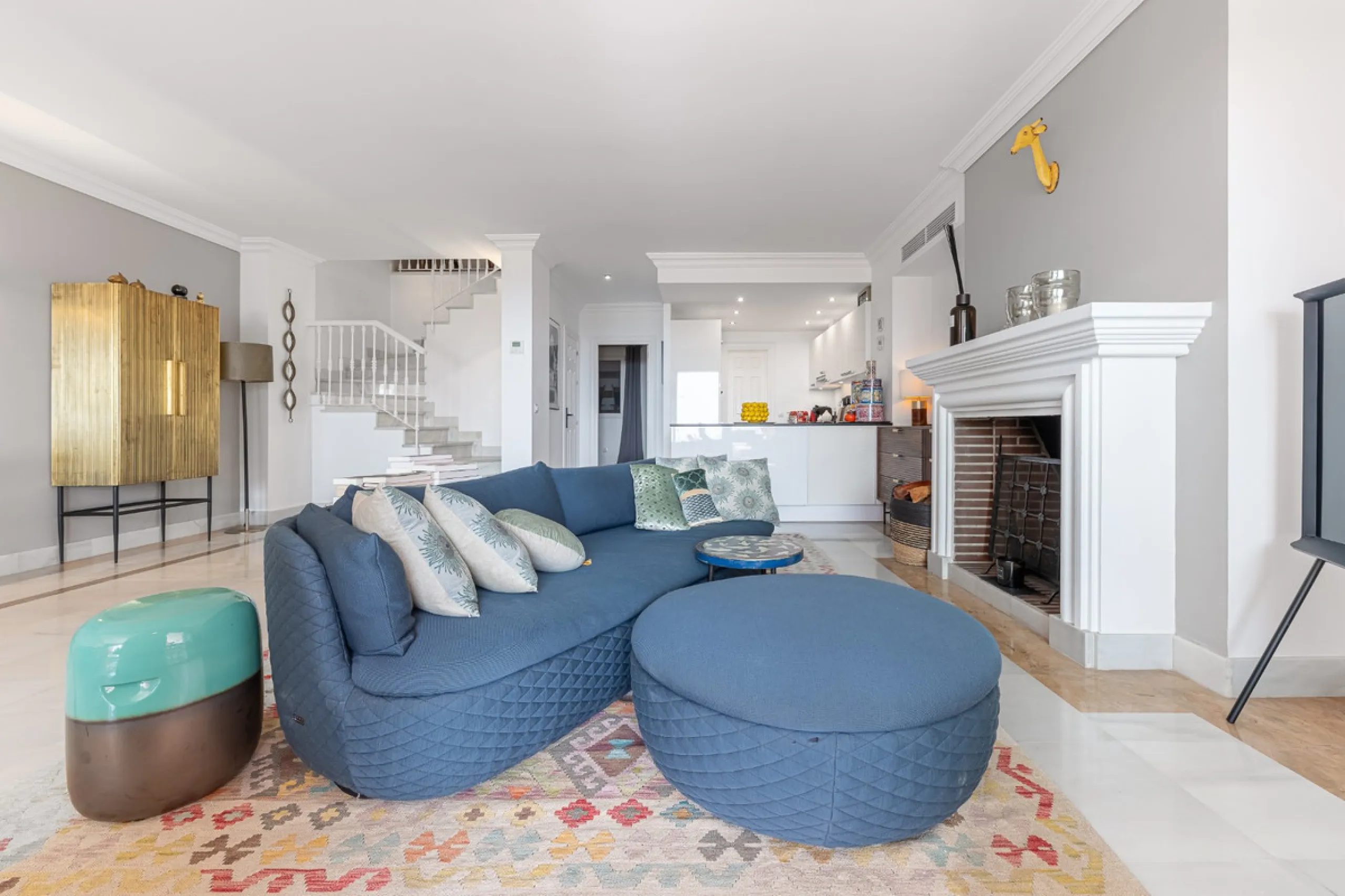 This elegant duplex, set in the prestigious La Quinta area of Benahavís, offers a rare blend of modern comfort and Mediterranean charm. Recently renovated and in excellent condition, the home spans 210 m² and is designed for those who value style and tran