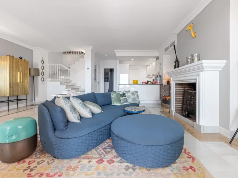 This elegant duplex, set in the prestigious La Quinta area of Benahavís, offers a rare blend of modern comfort and Mediterranean charm. Recently renovated and in excellent condition, the home spans 210 m² and is designed for those who value style and tran