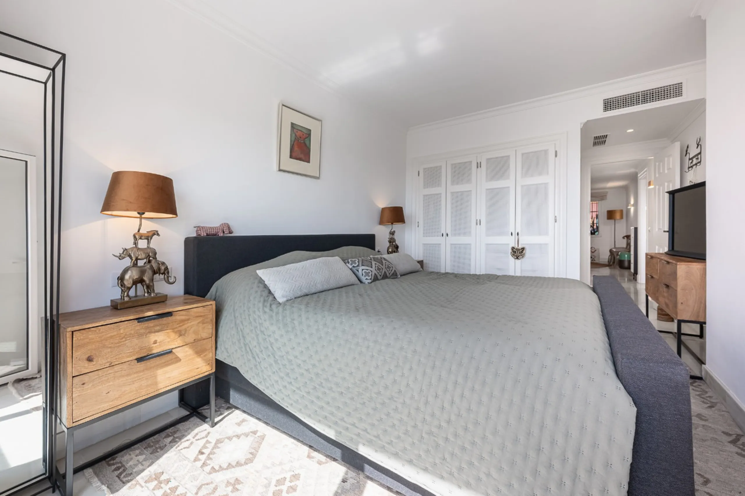 This elegant duplex, set in the prestigious La Quinta area of Benahavís, offers a rare blend of modern comfort and Mediterranean charm. Recently renovated and in excellent condition, the home spans 210 m² and is designed for those who value style and tran