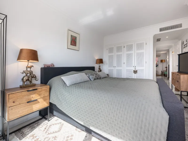 This elegant duplex, set in the prestigious La Quinta area of Benahavís, offers a rare blend of modern comfort and Mediterranean charm. Recently renovated and in excellent condition, the home spans 210 m² and is designed for those who value style and tran