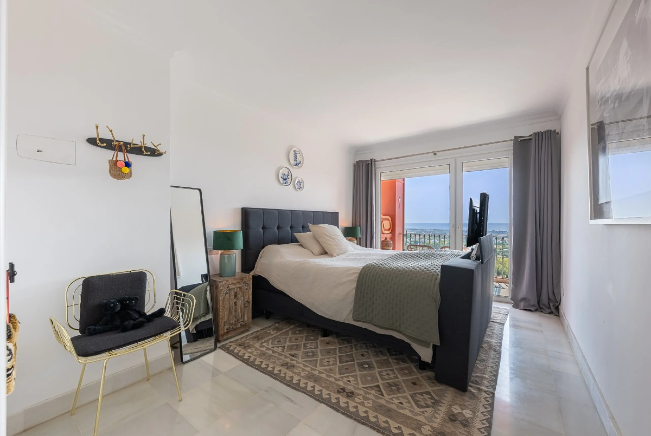 This elegant duplex, set in the prestigious La Quinta area of Benahavís, offers a rare blend of modern comfort and Mediterranean charm. Recently renovated and in excellent condition, the home spans 210 m² and is designed for those who value style and tran