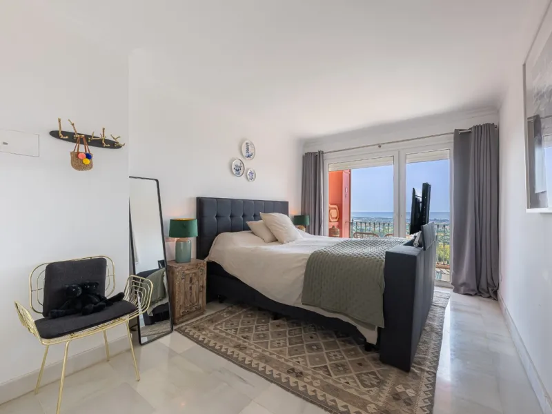 This elegant duplex, set in the prestigious La Quinta area of Benahavís, offers a rare blend of modern comfort and Mediterranean charm. Recently renovated and in excellent condition, the home spans 210 m² and is designed for those who value style and tran