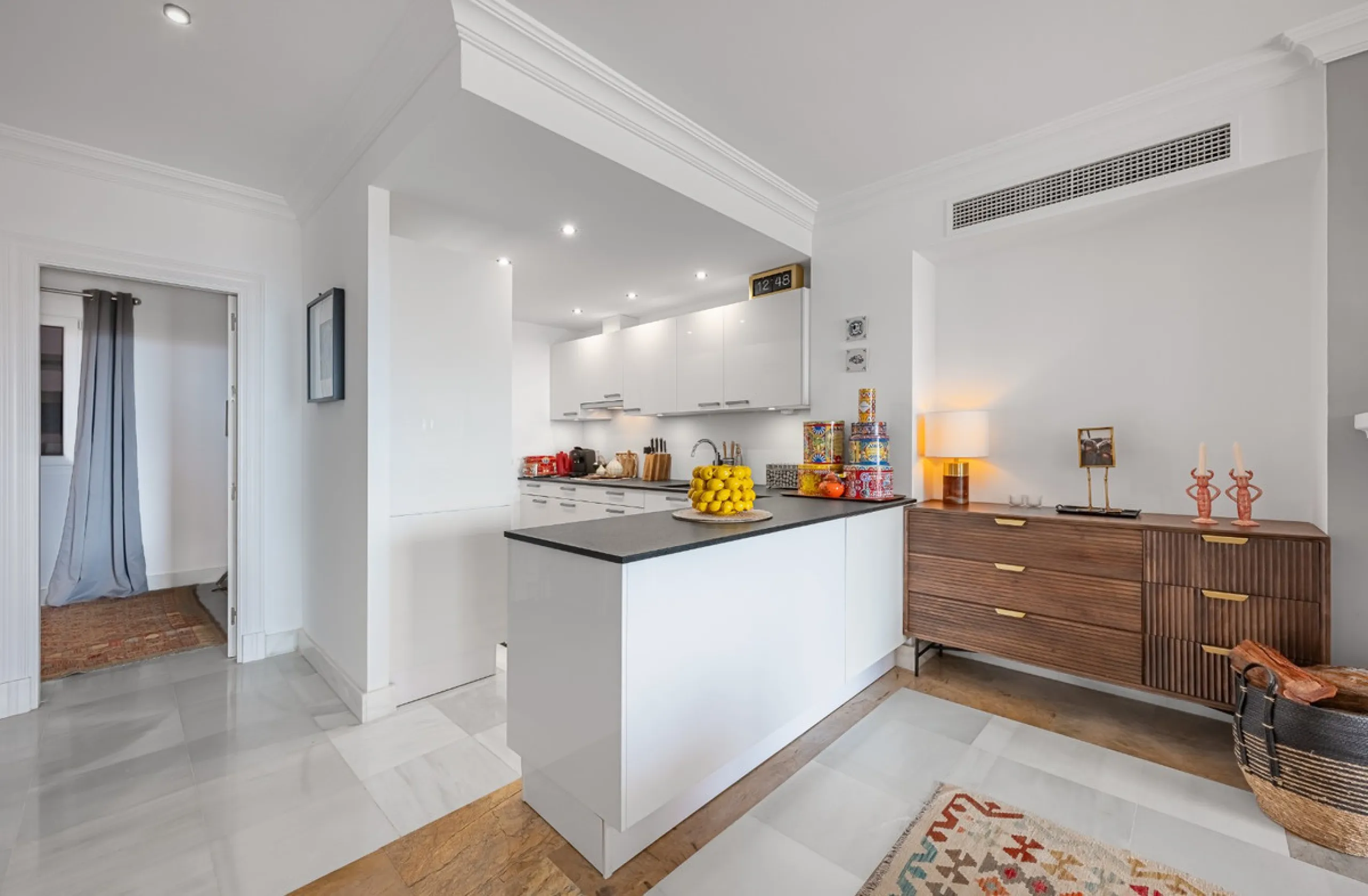 This elegant duplex, set in the prestigious La Quinta area of Benahavís, offers a rare blend of modern comfort and Mediterranean charm. Recently renovated and in excellent condition, the home spans 210 m² and is designed for those who value style and tran