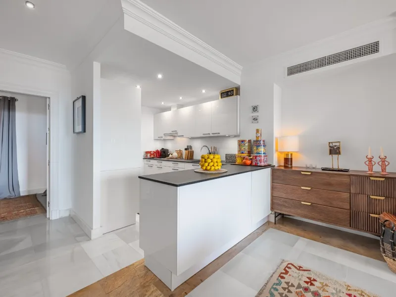This elegant duplex, set in the prestigious La Quinta area of Benahavís, offers a rare blend of modern comfort and Mediterranean charm. Recently renovated and in excellent condition, the home spans 210 m² and is designed for those who value style and tran
