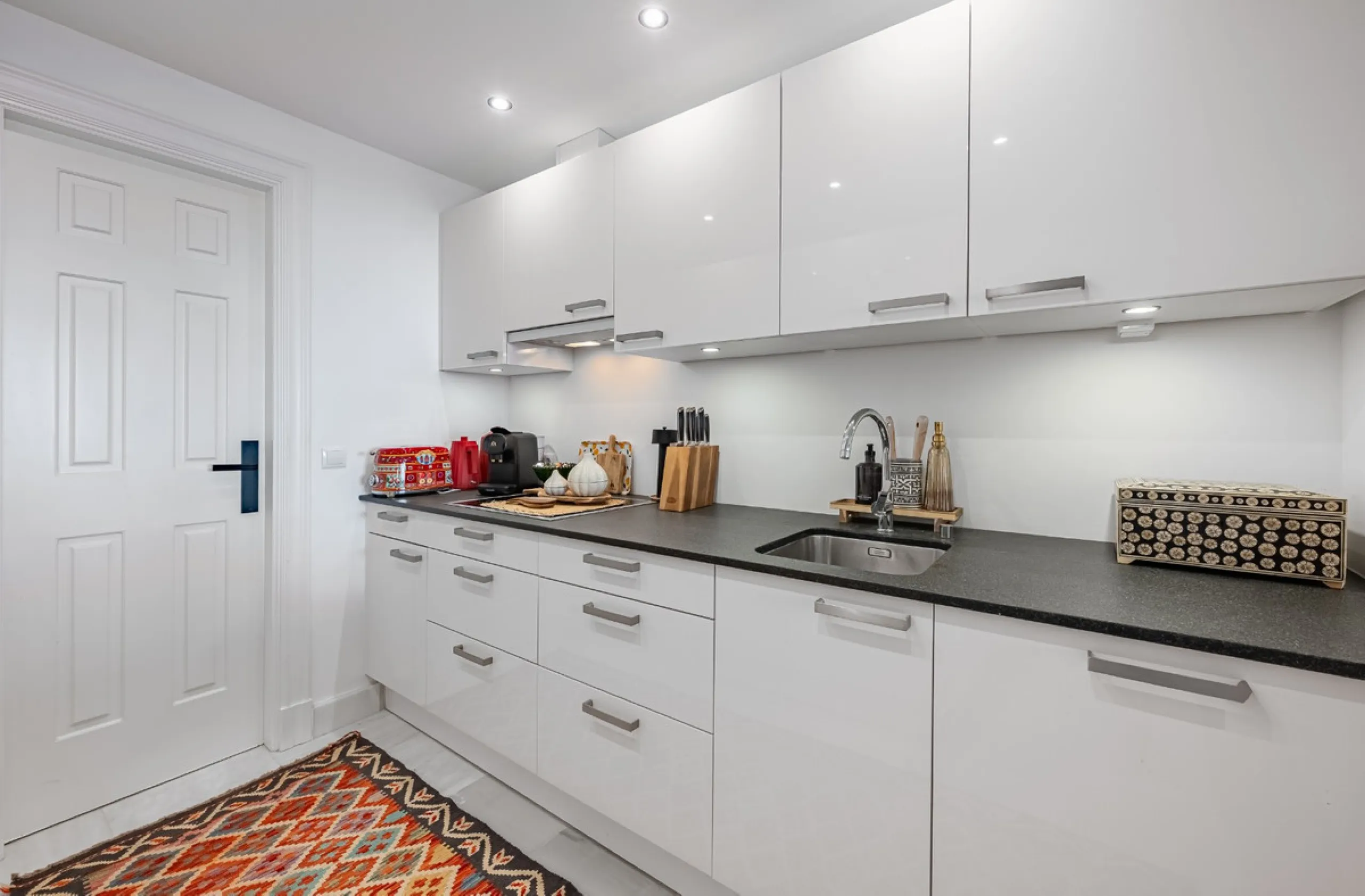 This elegant duplex, set in the prestigious La Quinta area of Benahavís, offers a rare blend of modern comfort and Mediterranean charm. Recently renovated and in excellent condition, the home spans 210 m² and is designed for those who value style and tran