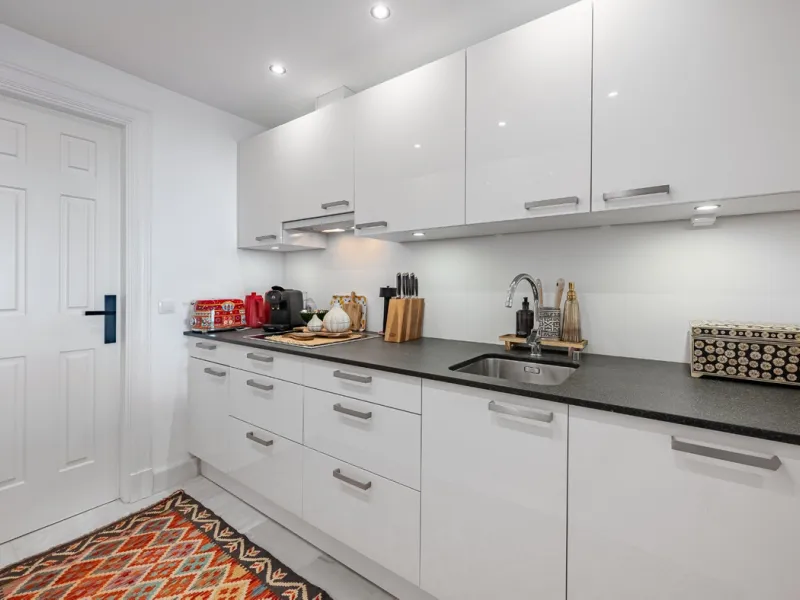 This elegant duplex, set in the prestigious La Quinta area of Benahavís, offers a rare blend of modern comfort and Mediterranean charm. Recently renovated and in excellent condition, the home spans 210 m² and is designed for those who value style and tran