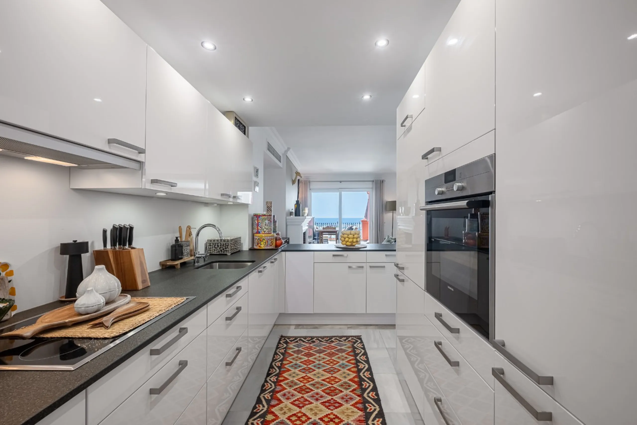 This elegant duplex, set in the prestigious La Quinta area of Benahavís, offers a rare blend of modern comfort and Mediterranean charm. Recently renovated and in excellent condition, the home spans 210 m² and is designed for those who value style and tran