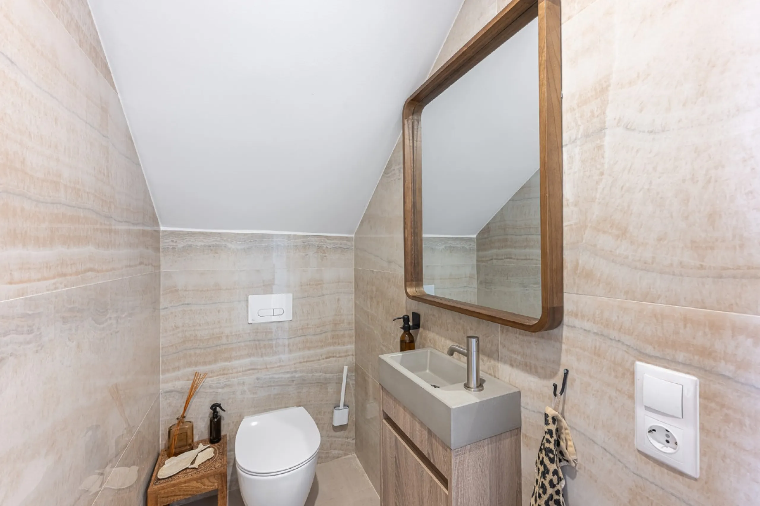This elegant duplex, set in the prestigious La Quinta area of Benahavís, offers a rare blend of modern comfort and Mediterranean charm. Recently renovated and in excellent condition, the home spans 210 m² and is designed for those who value style and tran