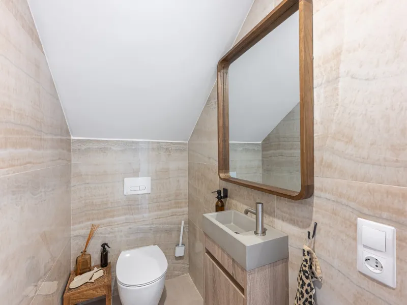 This elegant duplex, set in the prestigious La Quinta area of Benahavís, offers a rare blend of modern comfort and Mediterranean charm. Recently renovated and in excellent condition, the home spans 210 m² and is designed for those who value style and tran