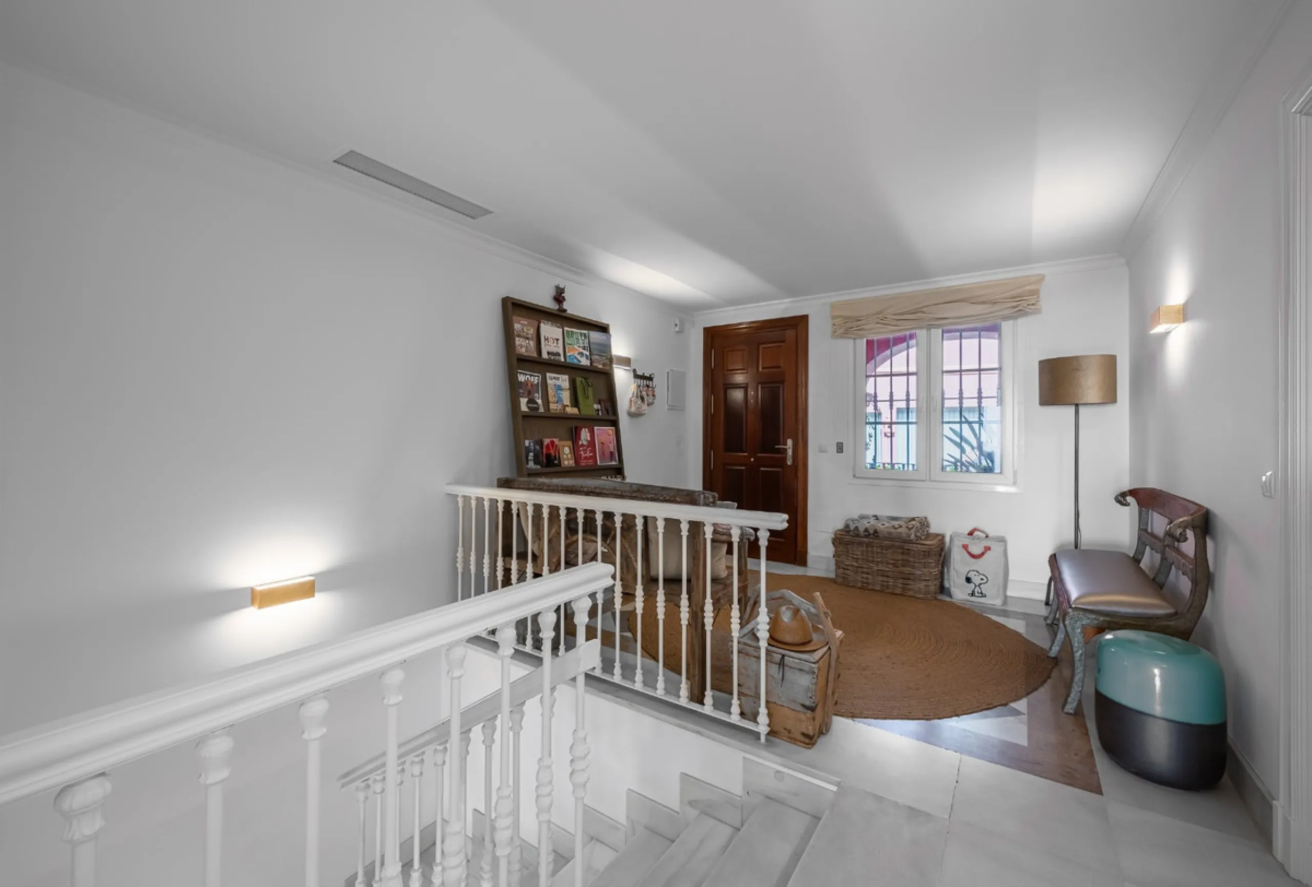 This elegant duplex, set in the prestigious La Quinta area of Benahavís, offers a rare blend of modern comfort and Mediterranean charm. Recently renovated and in excellent condition, the home spans 210 m² and is designed for those who value style and tran