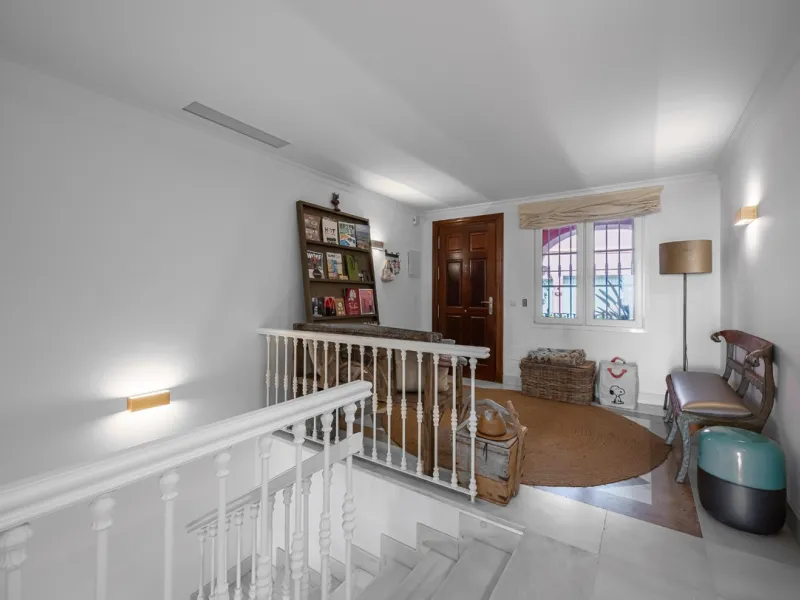 This elegant duplex, set in the prestigious La Quinta area of Benahavís, offers a rare blend of modern comfort and Mediterranean charm. Recently renovated and in excellent condition, the home spans 210 m² and is designed for those who value style and tran