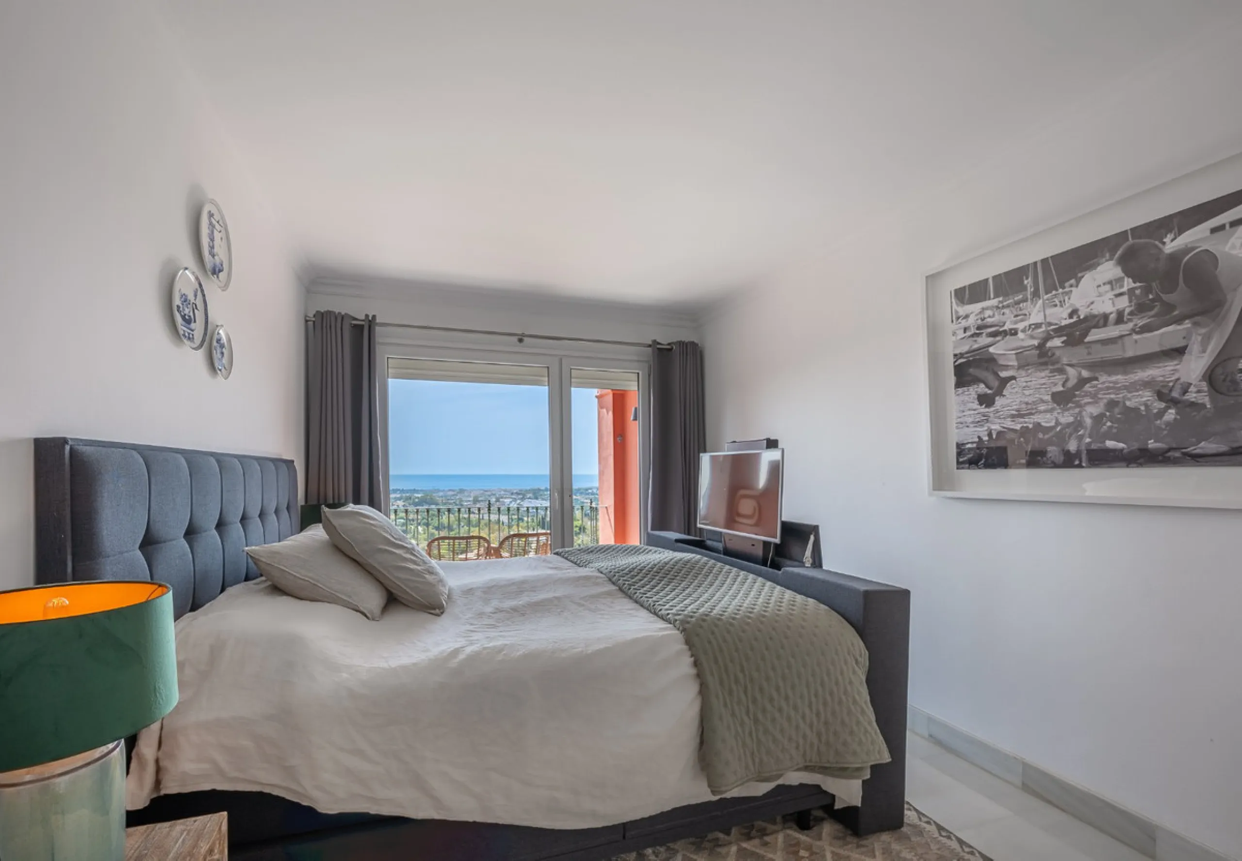 This elegant duplex, set in the prestigious La Quinta area of Benahavís, offers a rare blend of modern comfort and Mediterranean charm. Recently renovated and in excellent condition, the home spans 210 m² and is designed for those who value style and tran