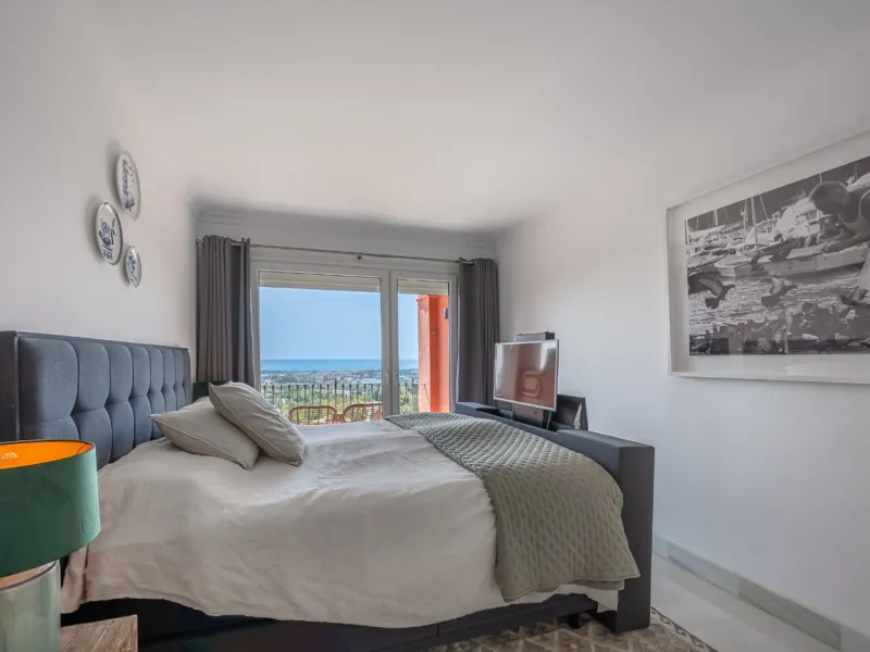 This elegant duplex, set in the prestigious La Quinta area of Benahavís, offers a rare blend of modern comfort and Mediterranean charm. Recently renovated and in excellent condition, the home spans 210 m² and is designed for those who value style and tran