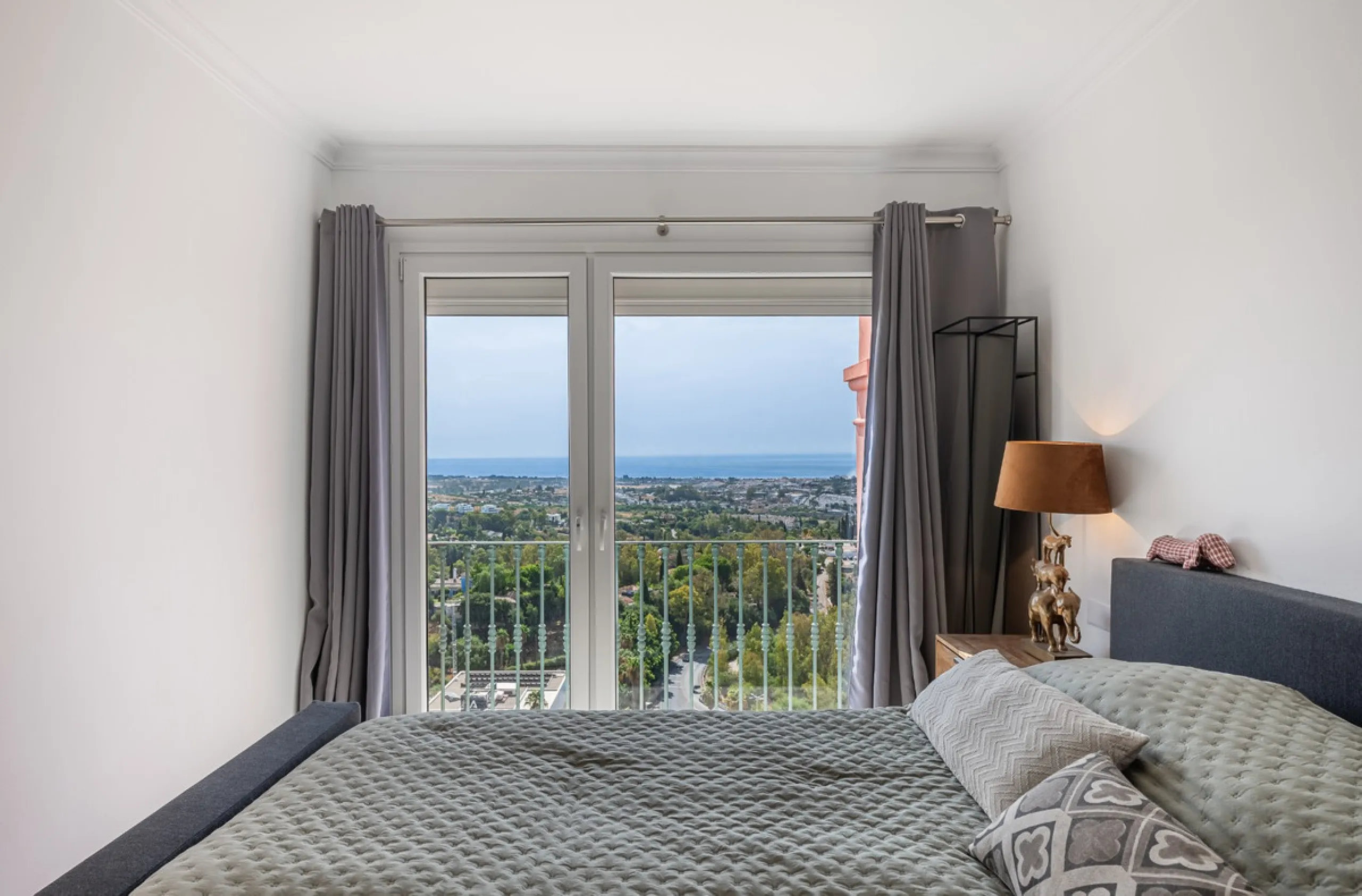 This elegant duplex, set in the prestigious La Quinta area of Benahavís, offers a rare blend of modern comfort and Mediterranean charm. Recently renovated and in excellent condition, the home spans 210 m² and is designed for those who value style and tran