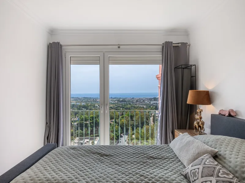 This elegant duplex, set in the prestigious La Quinta area of Benahavís, offers a rare blend of modern comfort and Mediterranean charm. Recently renovated and in excellent condition, the home spans 210 m² and is designed for those who value style and tran