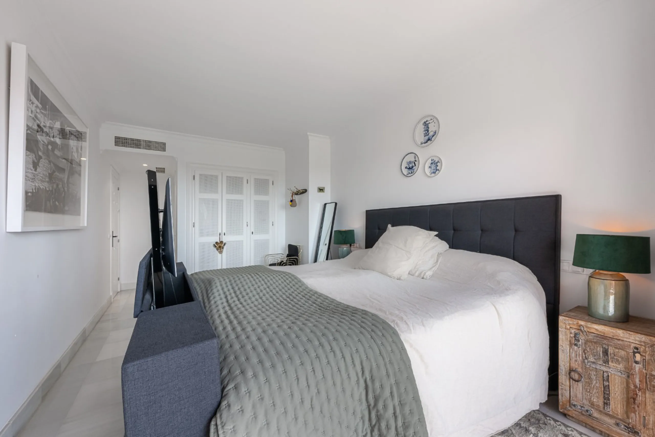 This elegant duplex, set in the prestigious La Quinta area of Benahavís, offers a rare blend of modern comfort and Mediterranean charm. Recently renovated and in excellent condition, the home spans 210 m² and is designed for those who value style and tran