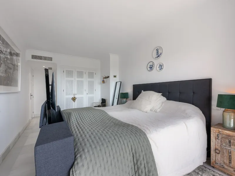 This elegant duplex, set in the prestigious La Quinta area of Benahavís, offers a rare blend of modern comfort and Mediterranean charm. Recently renovated and in excellent condition, the home spans 210 m² and is designed for those who value style and tran