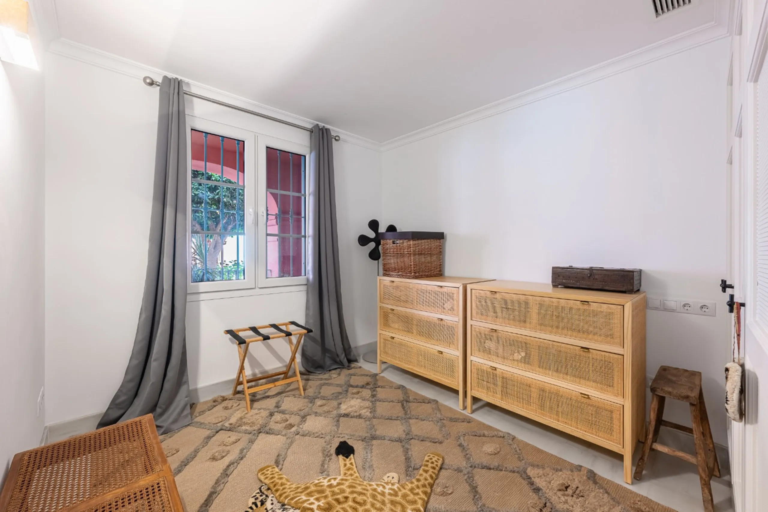 This elegant duplex, set in the prestigious La Quinta area of Benahavís, offers a rare blend of modern comfort and Mediterranean charm. Recently renovated and in excellent condition, the home spans 210 m² and is designed for those who value style and tran