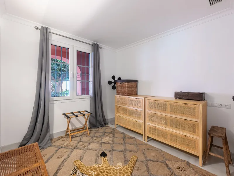 This elegant duplex, set in the prestigious La Quinta area of Benahavís, offers a rare blend of modern comfort and Mediterranean charm. Recently renovated and in excellent condition, the home spans 210 m² and is designed for those who value style and tran