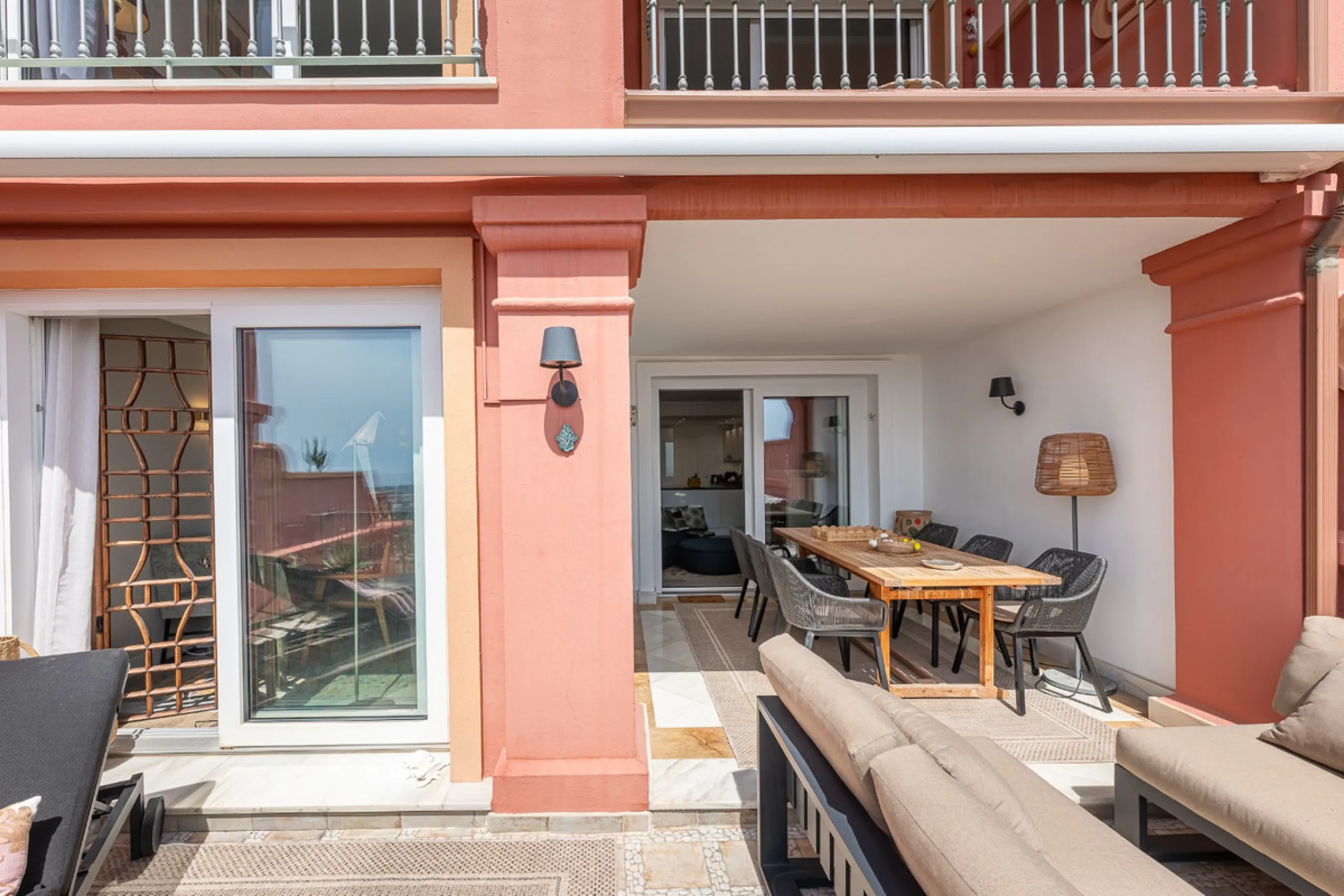 This elegant duplex, set in the prestigious La Quinta area of Benahavís, offers a rare blend of modern comfort and Mediterranean charm. Recently renovated and in excellent condition, the home spans 210 m² and is designed for those who value style and tran