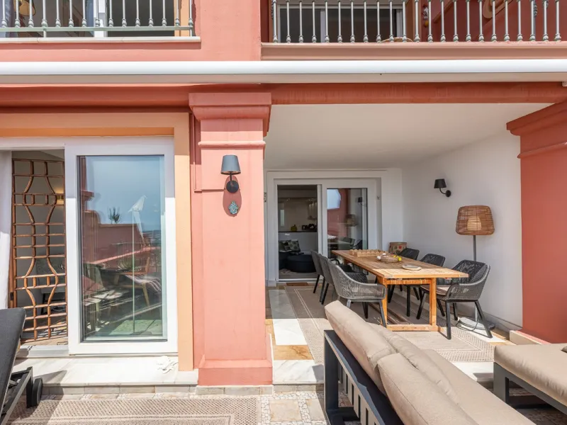 This elegant duplex, set in the prestigious La Quinta area of Benahavís, offers a rare blend of modern comfort and Mediterranean charm. Recently renovated and in excellent condition, the home spans 210 m² and is designed for those who value style and tran