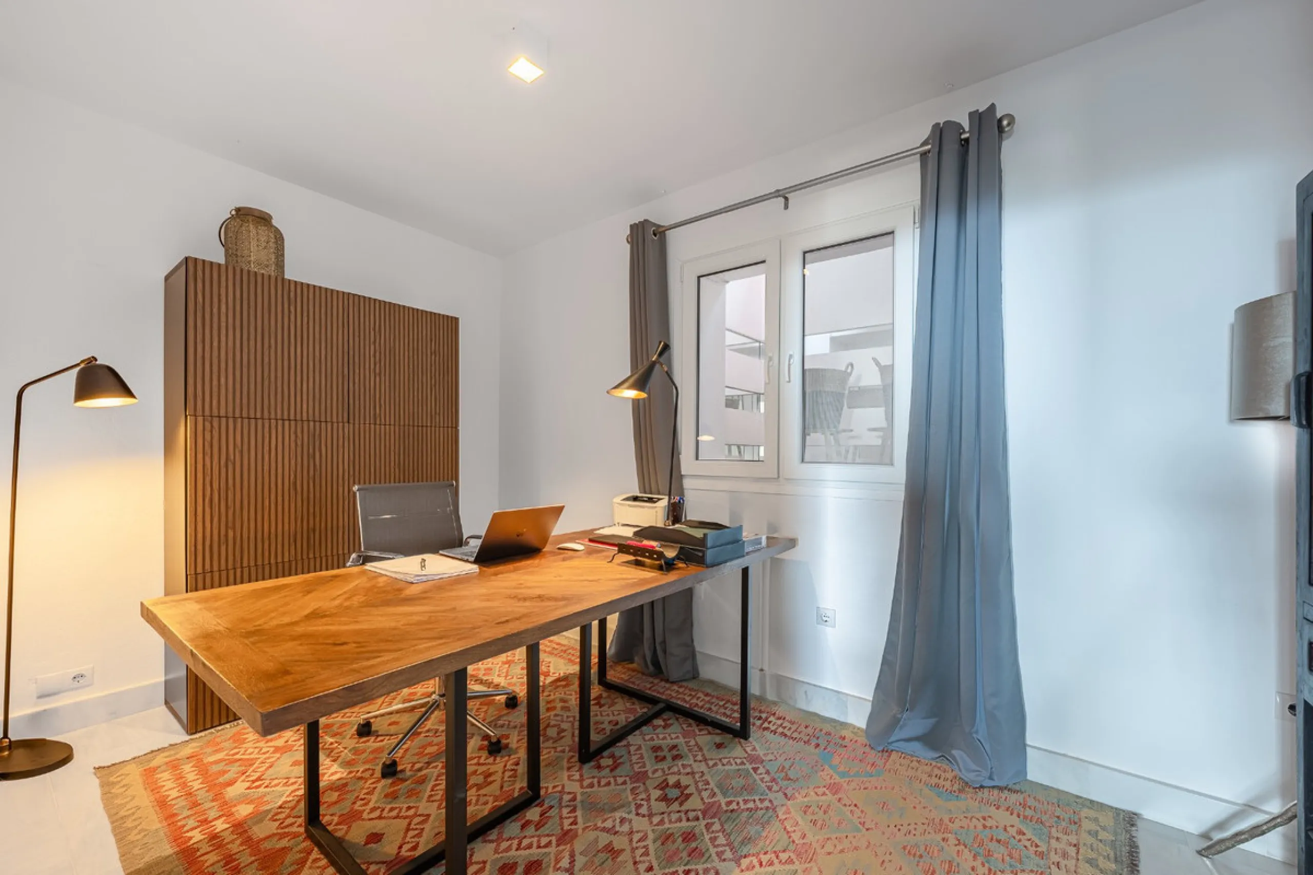 This elegant duplex, set in the prestigious La Quinta area of Benahavís, offers a rare blend of modern comfort and Mediterranean charm. Recently renovated and in excellent condition, the home spans 210 m² and is designed for those who value style and tran
