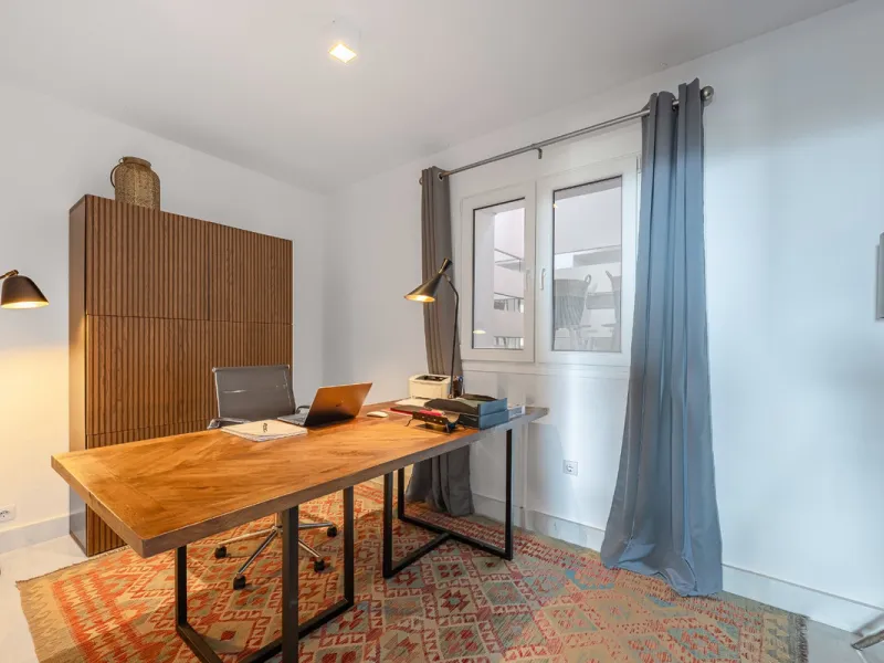 This elegant duplex, set in the prestigious La Quinta area of Benahavís, offers a rare blend of modern comfort and Mediterranean charm. Recently renovated and in excellent condition, the home spans 210 m² and is designed for those who value style and tran