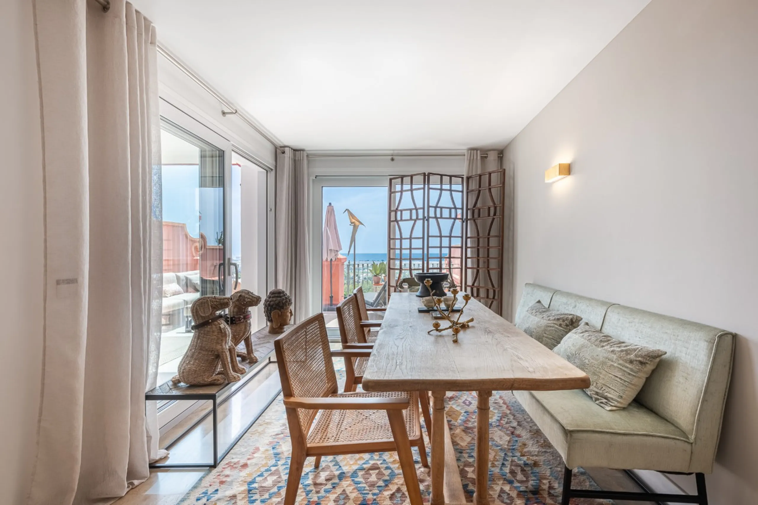 This elegant duplex, set in the prestigious La Quinta area of Benahavís, offers a rare blend of modern comfort and Mediterranean charm. Recently renovated and in excellent condition, the home spans 210 m² and is designed for those who value style and tran