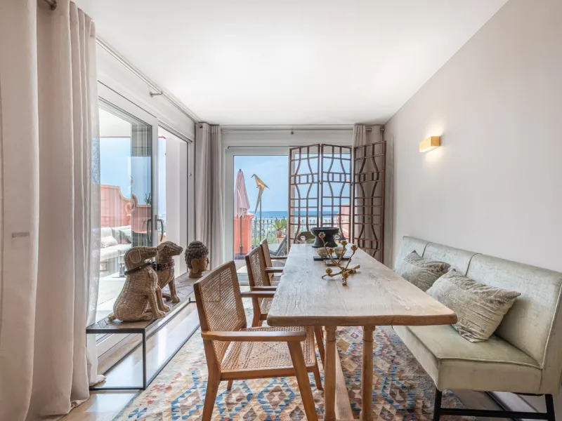This elegant duplex, set in the prestigious La Quinta area of Benahavís, offers a rare blend of modern comfort and Mediterranean charm. Recently renovated and in excellent condition, the home spans 210 m² and is designed for those who value style and tran