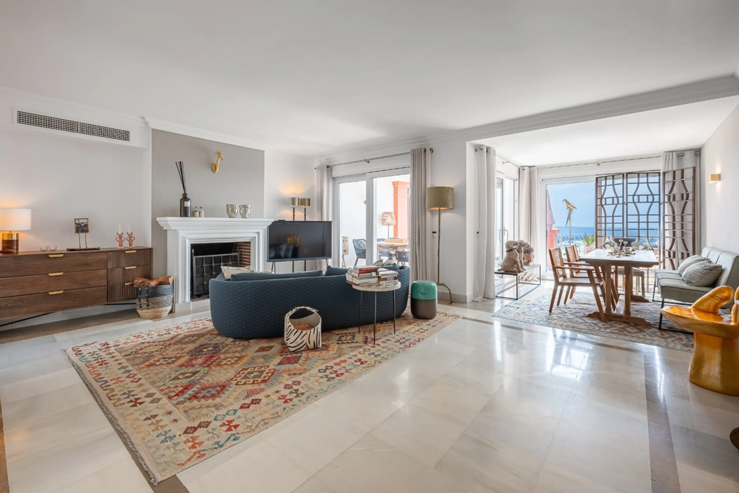 This elegant duplex, set in the prestigious La Quinta area of Benahavís, offers a rare blend of modern comfort and Mediterranean charm. Recently renovated and in excellent condition, the home spans 210 m² and is designed for those who value style and tran