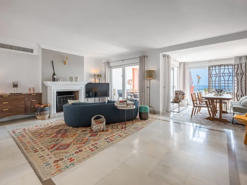 This elegant duplex, set in the prestigious La Quinta area of Benahavís, offers a rare blend of modern comfort and Mediterranean charm. Recently renovated and in excellent condition, the home spans 210 m² and is designed for those who value style and tran