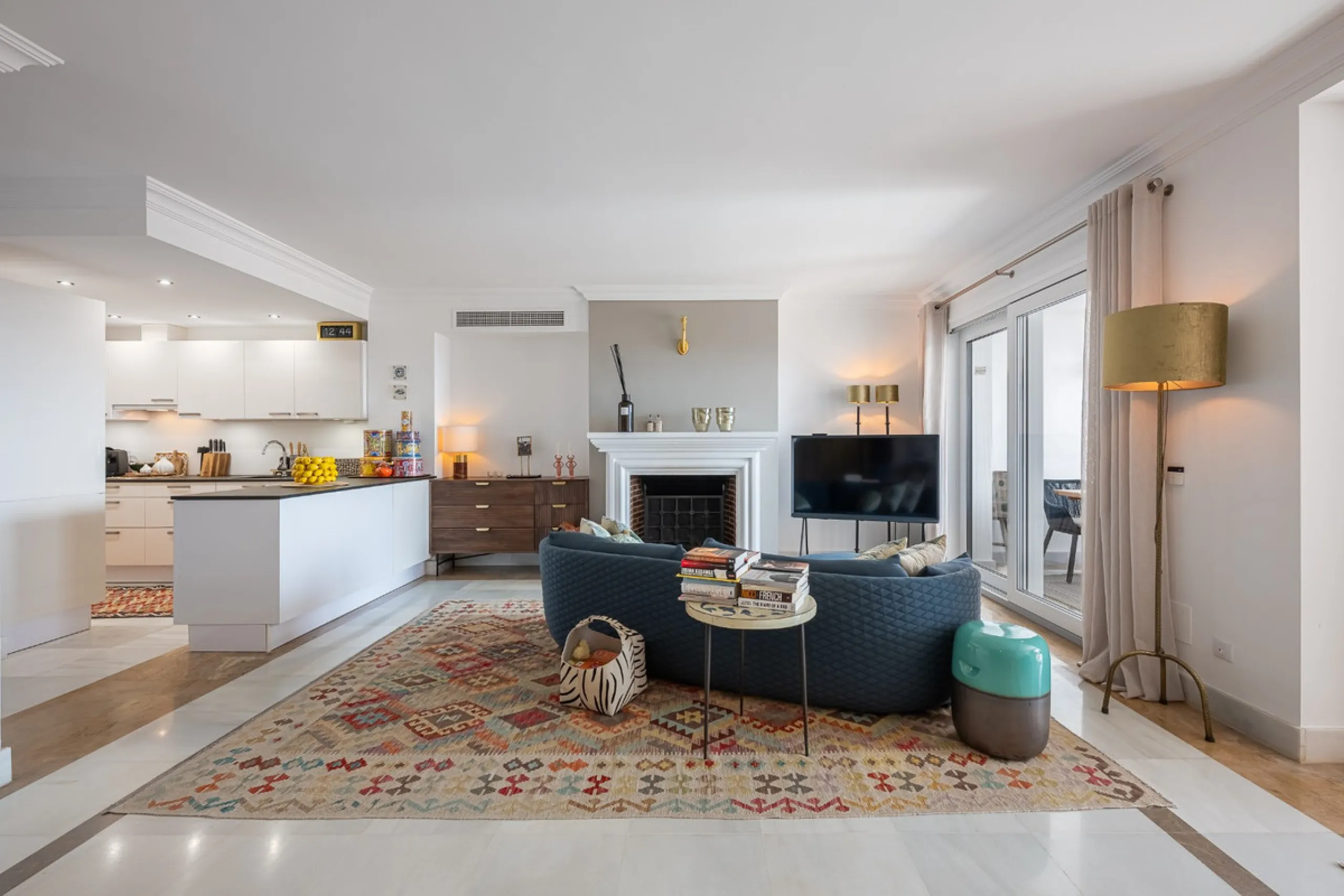 This elegant duplex, set in the prestigious La Quinta area of Benahavís, offers a rare blend of modern comfort and Mediterranean charm. Recently renovated and in excellent condition, the home spans 210 m² and is designed for those who value style and tran