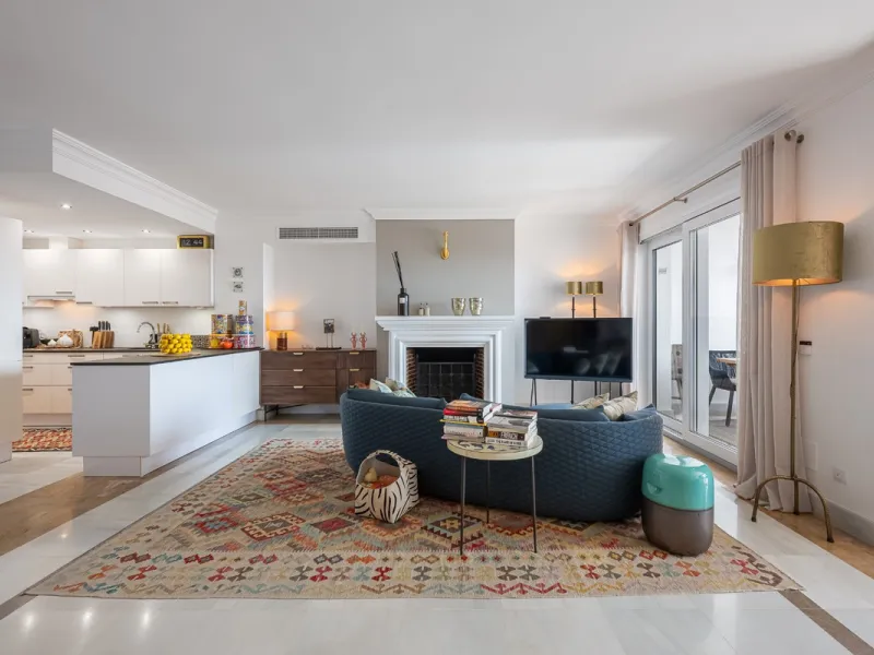 This elegant duplex, set in the prestigious La Quinta area of Benahavís, offers a rare blend of modern comfort and Mediterranean charm. Recently renovated and in excellent condition, the home spans 210 m² and is designed for those who value style and tran