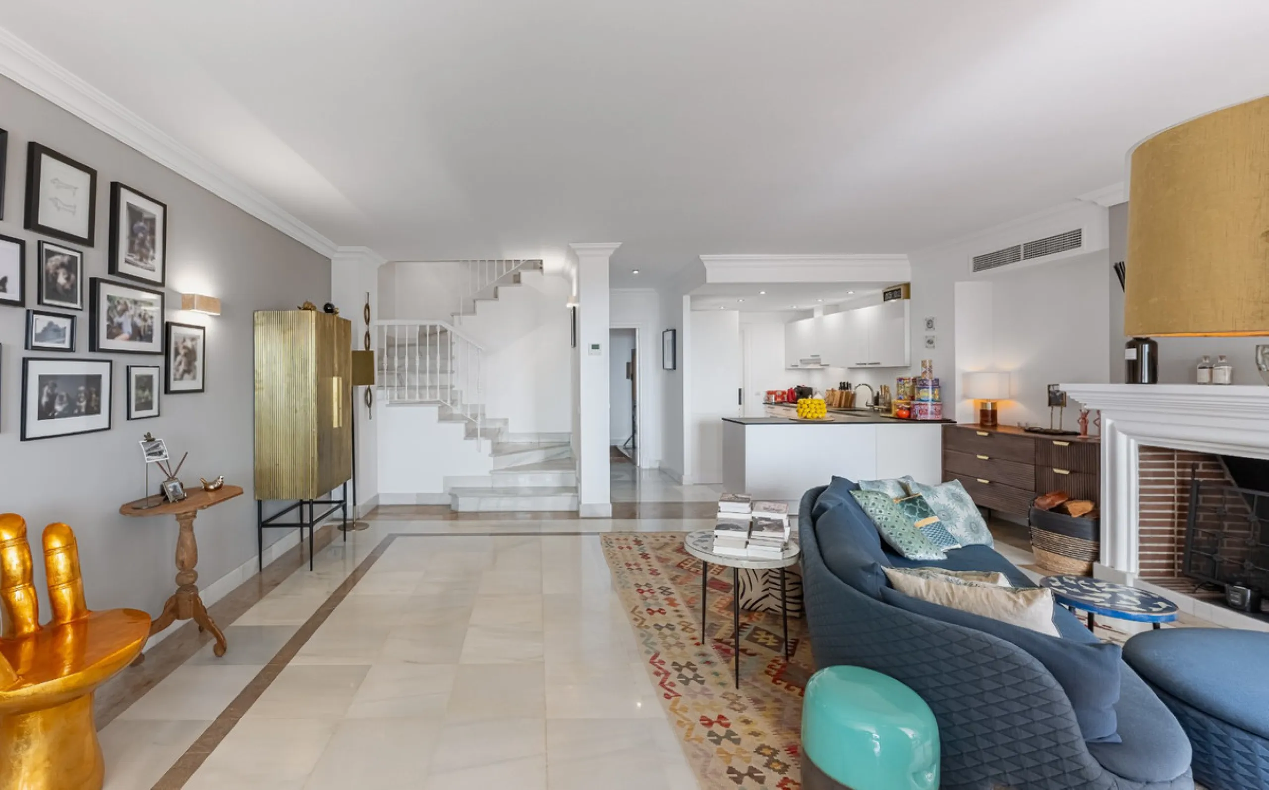 This elegant duplex, set in the prestigious La Quinta area of Benahavís, offers a rare blend of modern comfort and Mediterranean charm. Recently renovated and in excellent condition, the home spans 210 m² and is designed for those who value style and tran